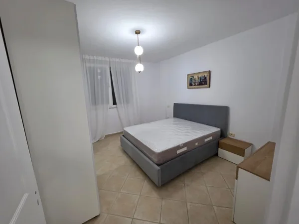 Tirane, jepet me qera apartament 1+1+Ballkon Kati 4, 65 m² 650 € (Ish Ekspozita)