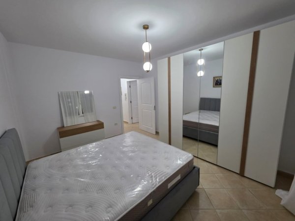 Tirane, jepet me qera apartament 1+1+Ballkon Kati 4, 65 m² 650 € (Ish Ekspozita)
