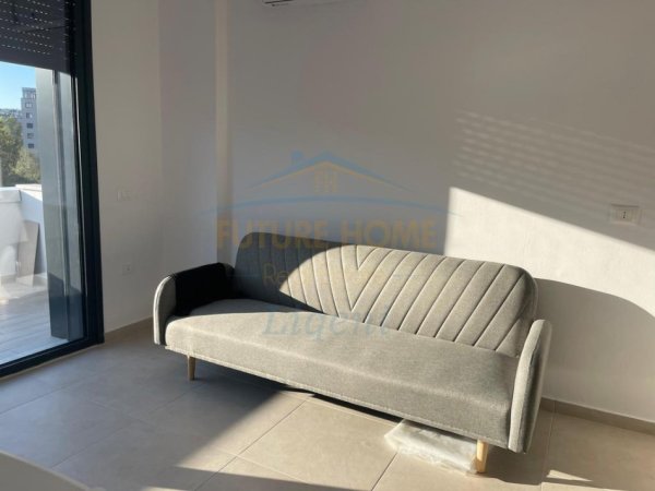 Tirane, jepet me qera apartament 1+1+Ballkon Kati 3, 55 m² 600 € (Liqeni i Thate)