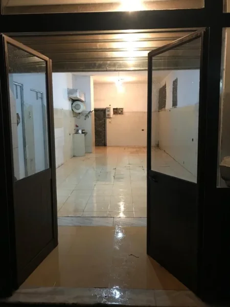 Tirane, jepet me qera magazine Kati 0, 50 m², 30 000 Leke (Laprake)