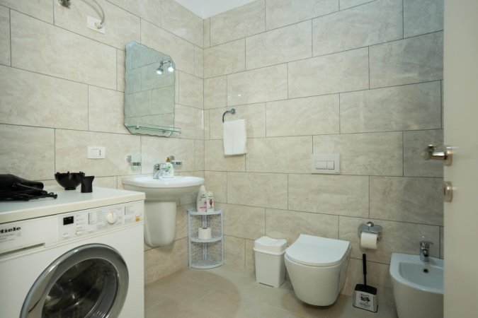 Tirane, jepet me qera apartament 1+1 Kati 1, 62 m² 800 € (Rruga e Kavajës)