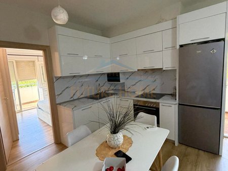 Tirane, jepet me qera apartament 2+1 Kati 4, 80 m² 400 € 