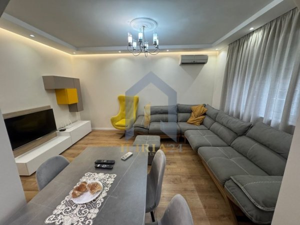 Tirane, jap me qera apartament 2+1+Ballkon Kati 3, 98 m² 800 € (21 Dhjetori)