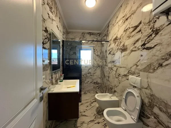 Tirane, jepet me qera apartament 2+1+Ballkon Kati 5, 97 m² 650 € (Rruga Qemal Stafa)