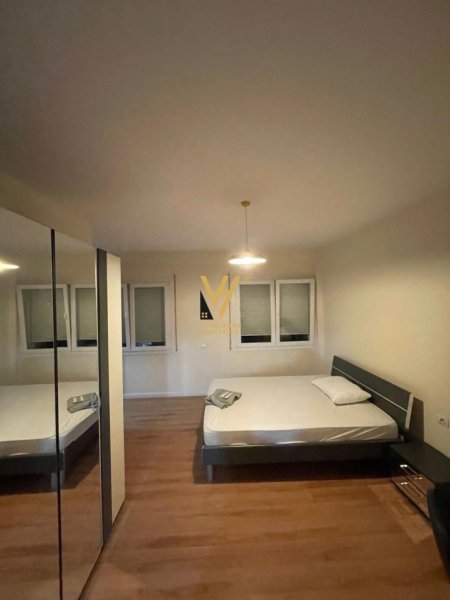 Tirane, jepet me qera apartament 2+1+Ballkon Kati 6, 140 m² 1.000 € (ZOGU I ZI)