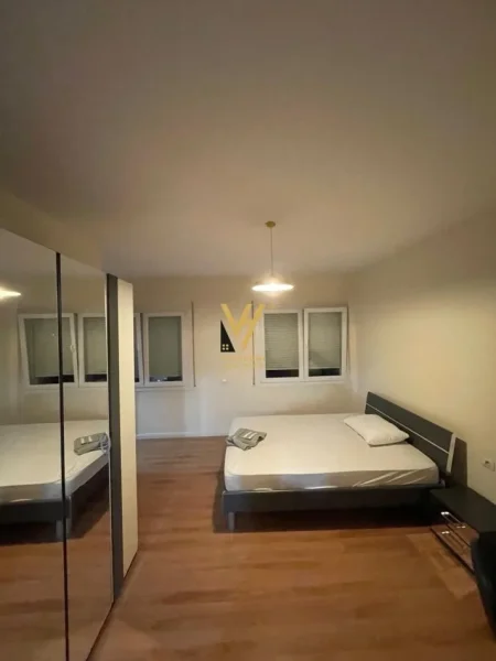 Tirane, jepet me qera apartament 2+1+Ballkon Kati 6, 140 m² 1.000 € (ZOGU I ZI)