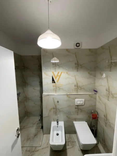 Tirane, jepet me qera apartament 2+1+Ballkon Kati 6, 140 m² 1.000 € (ZOGU I ZI)