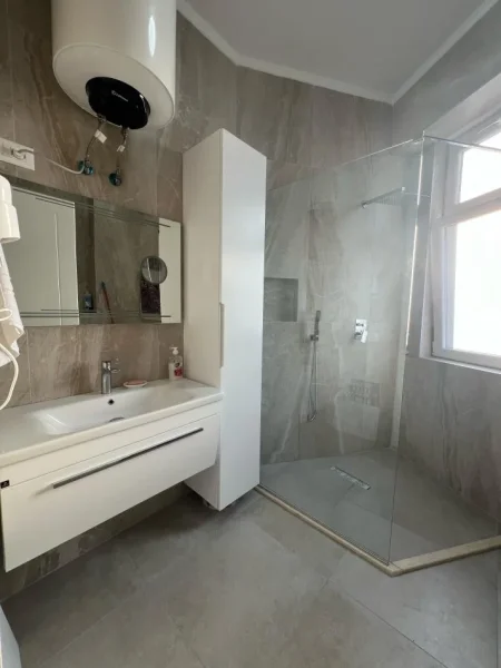 Tirane, jepet me qera apartament 2+1 Kati 7, 90 m² 1.200 € (Qendër)