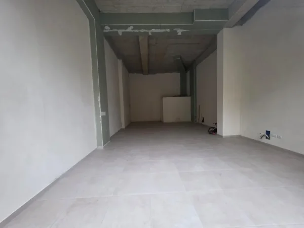 Tirane, jepet me qera dyqan Kati 0, 80 m² 1.500 € (Pazarin e Ri)