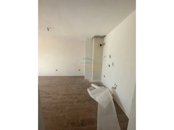 Tirane, shitet apartament 2+1+Ballkon Kati 9, 102 m² 166.000 € (Fusha e Aviacionit)