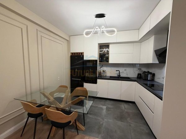 Tirane, shitet apartament 2+1+Ballkon Kati 2, 112 m² (Komuna e Parisit)
