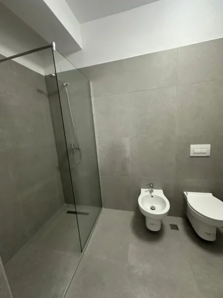 Tirane, jepet me qera apartament 2+1+Ballkon Kati 3, 110 m² 800 € (Kodra e diellit)