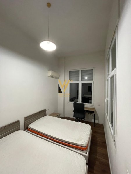 Tirane, jepet me qera apartament 2+1+Ballkon Kati 8, 105 m² 900 € (ZOGU I ZI)