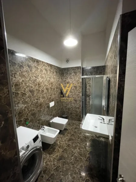 Tirane, jepet me qera apartament 2+1+Ballkon Kati 8, 105 m² 900 € (ZOGU I ZI)