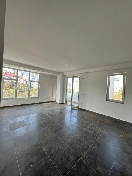 Tirane, shitet apartament 2+1+Ballkon Kati 3, 93 m² 238.000 € (Liqeni i Thate)