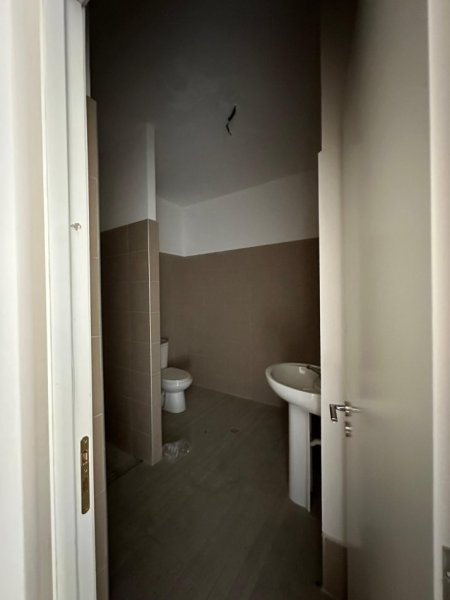 Tirane, shitet apartament 2+1+Ballkon Kati 3, 93 m² 238.000 € (Liqeni i Thate)