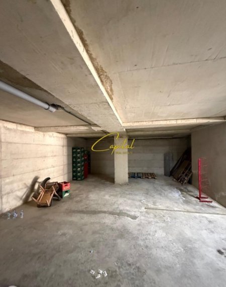 Tirane, jepet me qera magazine Kati -1, 200 m² 500 € (KOMBINAT)
