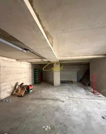 Tirane, jepet me qera magazine Kati -1, 200 m² 500 € (KOMBINAT)