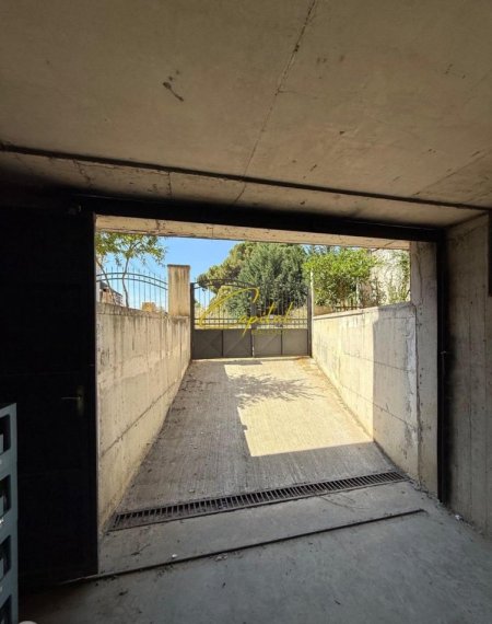 Tirane, jepet me qera magazine Kati -1, 200 m² 500 € (KOMBINAT)