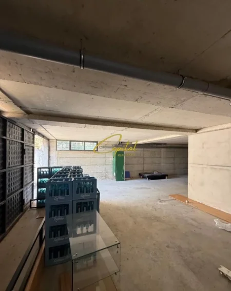 Tirane, jepet me qera magazine Kati -1, 200 m² 500 € (KOMBINAT)