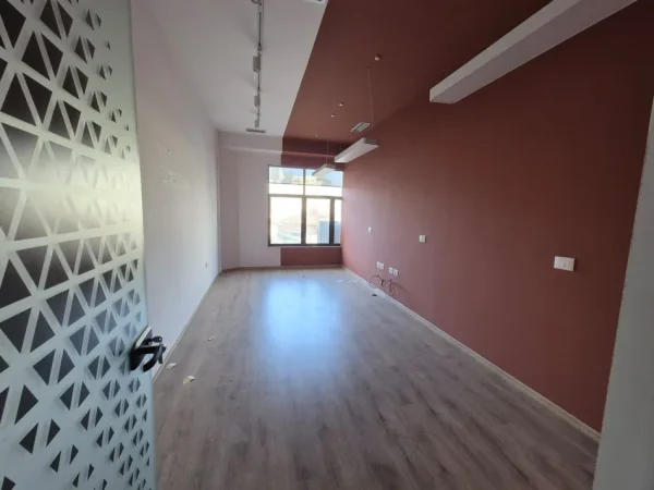 Tirane, shitet ambjent biznesi Kati 3, 150 m² (Rruga Kavajës)