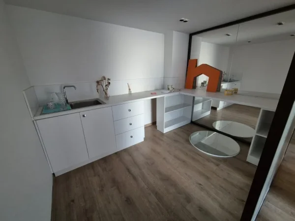 Tirane, shitet ambjent biznesi Kati 3, 150 m² (Rruga Kavajës)