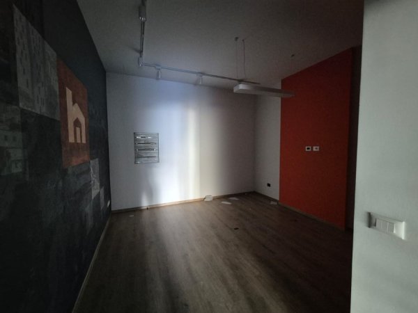 Tirane, shitet ambjent biznesi Kati 3, 150 m² (Rruga Kavajës)