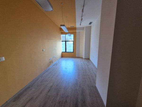 Tirane, shitet ambjent biznesi Kati 3, 150 m² (Rruga Kavajës)
