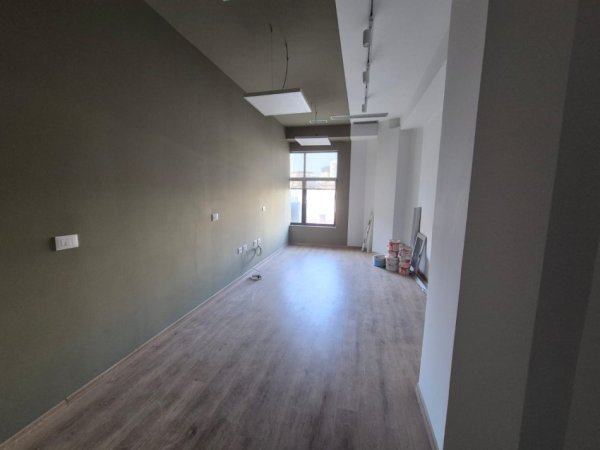Tirane, shitet ambjent biznesi Kati 3, 150 m² (Rruga Kavajës)