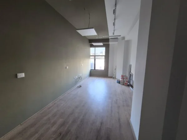 Tirane, shitet ambjent biznesi Kati 3, 150 m² (Rruga Kavajës)