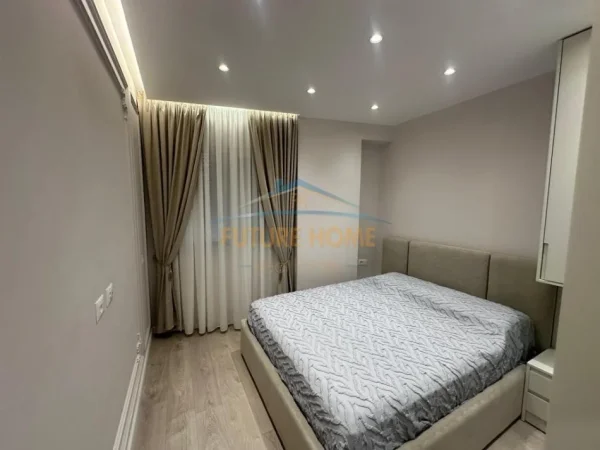 Shitet Apartament 3+1+2,tek Kompleksi E-88,Tiranë. 290,000 €
