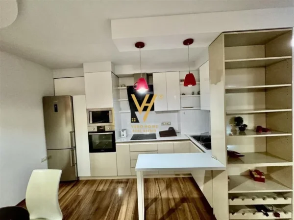 Tirane, jepet me qera apartament 1+1+Ballkon Kati 11, 68 m² 700 € (KOMUNA E PARISIT)