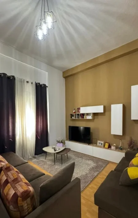 Tirane, jepet me qera apartament 1+1+Ballkon Kati 1, 65 m² 550 € 