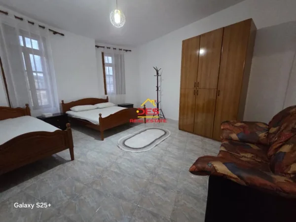 Vlore, jepet me qera apartament 1+1+Ballkon Kati 2, 70 m² 250 € (Rruga Demokracia)