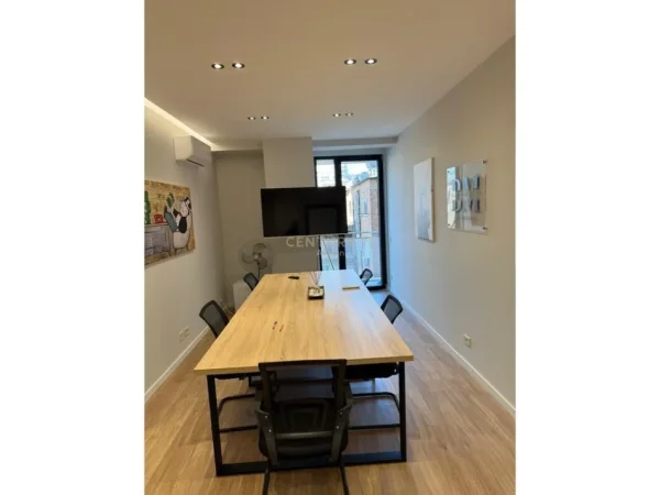 Tirane, jepet me qera zyre Kati 2, 70 m² 700 € (Mine Peza)