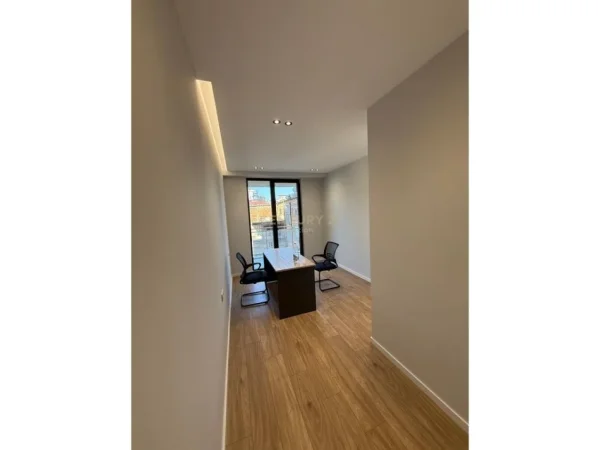 Tirane, jepet me qera zyre Kati 2, 70 m² 700 € (Mine Peza)