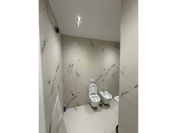 Tirane, jepet me qera zyre Kati 2, 70 m² 700 € (Mine Peza)