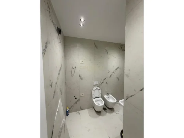 Tirane, jepet me qera zyre Kati 2, 70 m² 700 € (Mine Peza)