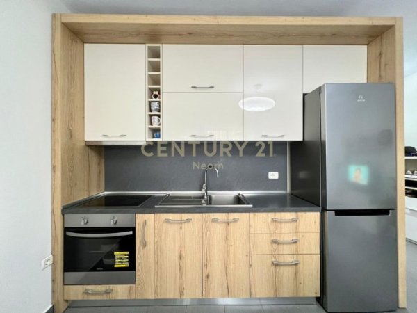 Tirane, jepet me qera apartament 1+1 Kati 2, 60 m² 650 € (Rr. Barrikadave)