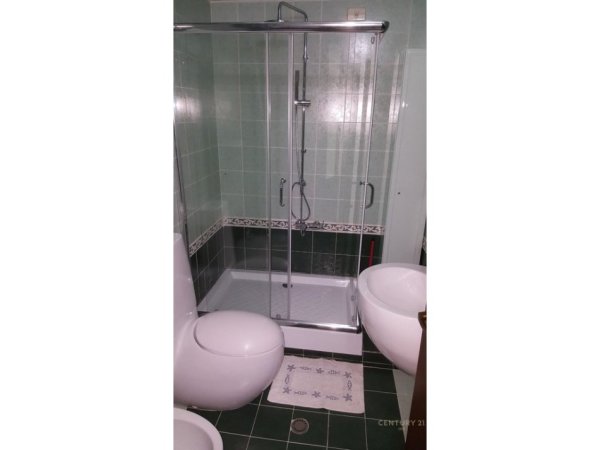 Tirane, jepet me qera apartament 1+1 Kati 3, 84 m² 600 € (Pazari i ri)