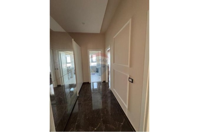 Vlore, jepet me qera apartament+verande | Penthouse , 220 m² 1.000 € (Skele Vlore)