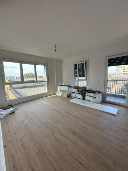 Tirane, jepet me qera zyre Kati 2, 95 m² 600 € (Mine Peza)