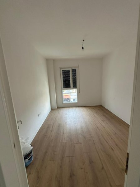 Tirane, jepet me qera zyre Kati 2, 95 m² 600 € (Mine Peza)