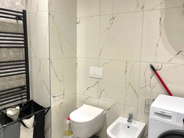 Apartament me Qera: (📍Fusha aviacionit - Grand Park Residence) || 100 m² | (2+1 |+2 WC | 1 Post Parkimi || 750 €/Muaj | Super Mobilim