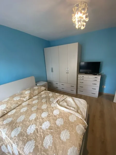 Tirane, jepet me qera apartament 1+1 Kati 5, 450 € (rruga e kavajes , 21 dhjetori)