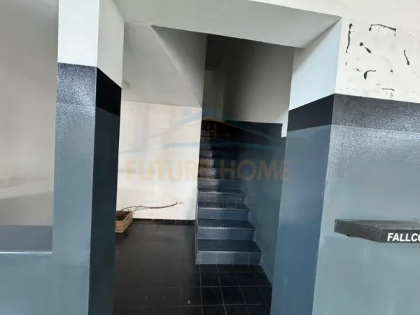 Tirane, jepet me qera ambjent biznesi Kati 0, 610 m² 2.000 € 