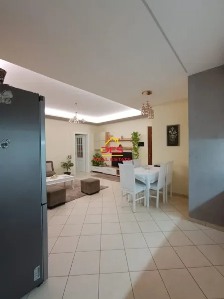 Vlore, shitet apartament 2+1+Ballkon Kati 4, 94 m² 160.000 € (Rruga Sadik Zotaj)