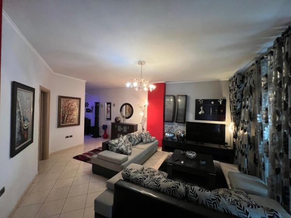 Tirane, jepet me qera apartament 2+1+Ballkon Kati 4, 97 m² 700 €