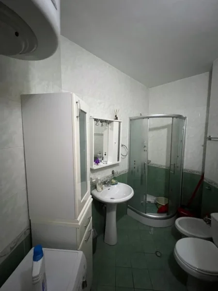 Tirane, jepet me qera apartament 2+1+Ballkon Kati 4, 97 m² 700 €