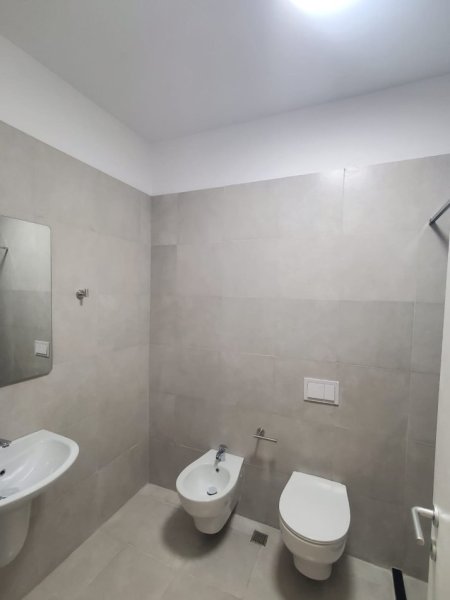 Tirane, jepet me qera apartament 2+1+Ballkon Kati 1, 120 m² 1.300 € (Liqeni i Thatë (pranë Radisson Blu))